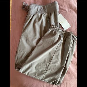 NWT light and comfy cropped joggers by Zella
